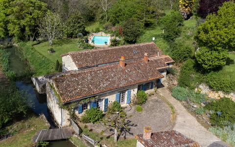 Moulin de Mois: Tavolo, Tavola, Cielo, Mobilia, Stemware, Bicchiere Di Vino, Piatto, Acqua, Bicchieri, Azzurro