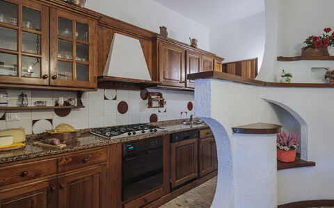 Barbara: Cabinetry, Controsoffitto, Proprietà, Lavello, Legna, Cucina Stufa, Rubinetto, Cucina, Costruzione, Interior Design