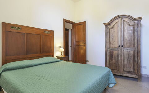 Le Castagne: Camera Da Letto, Mobilia, Letto, Camera, Lenzuolo, Proprietà, Telaio Del Letto, Materasso, Bedding, Pavimento