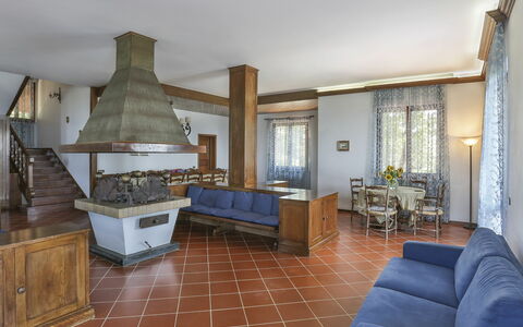 Le Castagne: Camera, Proprietà, Mobilia, Costruzione, Pavimento, Interior Design, Soggiorno, Latifoglie, Immobiliare, Casa