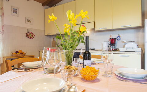 Il Sorbo: Tavola, Fiore, Tavolo, Proprietà, Mobilia, Dishware, Piatto, Pianta, Bicchieri, Interior Design