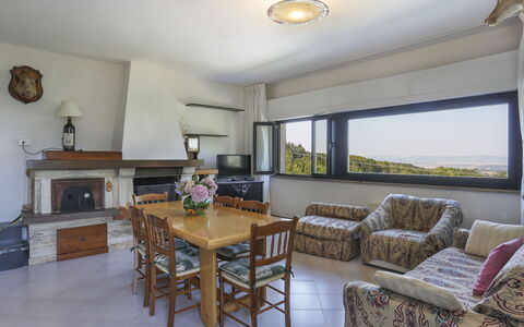 Villetta nel Verde: Camera, Proprietà, Mobilia, Interior Design, Soggiorno, Costruzione, Immobiliare, Tavolo, Pavimento, Casa