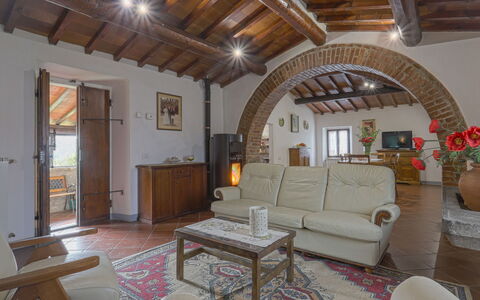 Il Casale: Tavolo, Proprietà, Mobilia, Cornice, Divano, Costruzione, Finestra, Casa, Interior Design, Soggiorno