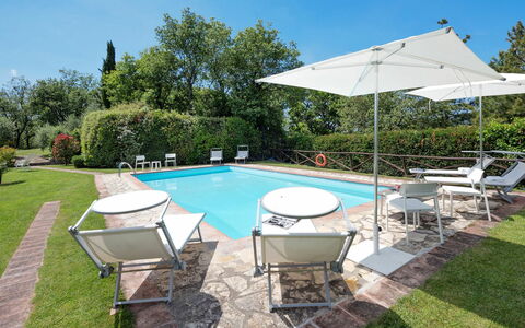 Villa del Poggio: Piscina, Proprietà, Immobiliare, Casa, Backyard, Erba, Casa, Costruzione, Tempo Libero, Prato