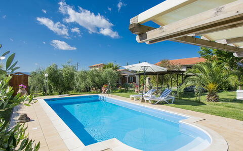 Oliveta: Piscina, Proprietà, Immobiliare, Casa, Costruzione, Casa, Zona Residenziale, Tempo Libero, Estate, Ricorrere