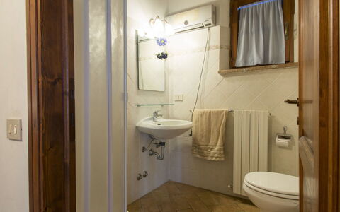 Oliveta: Bagno, Camera, Proprietà, Idraulico Fixture, Pavimento, Interior Design, Bagno Accessorio, Mobiletto Del Bagno, Costruzione, Architettura