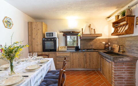 La Casina: Controsoffitto, Proprietà, Cabinetry, Mobilia, Cucina, Interior Design, Legna, Tavolo, Pavimentazione, Pavimento