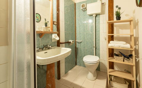 La Casina: Specchio, Lavandino Del Bagno, Lavello, Idraulico Fixture, Rubinetto, Proprietà, Bagno, Viola, Interior Design, Costruzione