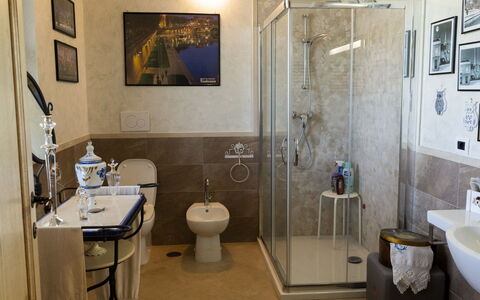 Borgo Sacramento: Idraulico Fixture, Lavello, Proprietà, Specchio, Rubinetto, Lavandino Del Bagno, Costruzione, Bagno, Interior Design, Pavimento