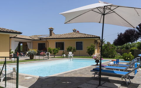 Borgo Sacramento: Acqua, Cielo, Pianta, Costruzione, Shade, Piscina, Mobili Da Esterno, Casa, Arecales, Albero