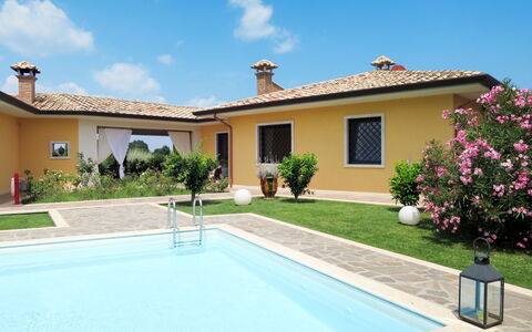 Borgo Sacramento: Cielo, Pianta, Costruzione, Acqua, Proprietà, Finestra, Nube, Casa, Shade, Porta