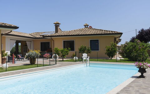 Borgo Sacramento: Cielo, Acqua, Pianta, Costruzione, Proprietà, Azzurro, Finestra, Albero, Shade, Porta