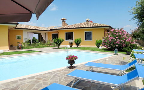 Borgo Sacramento: Pianta, Costruzione, Proprietà, Giorno, Cielo, Finestra, Azzurro, Fiore, Shade, Casa