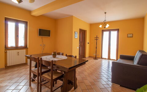 Casa Martina: Tavolo, Mobilia, Proprietà, Finestra, Interior Design, Illuminazione, Legna, Pianta, Architettura