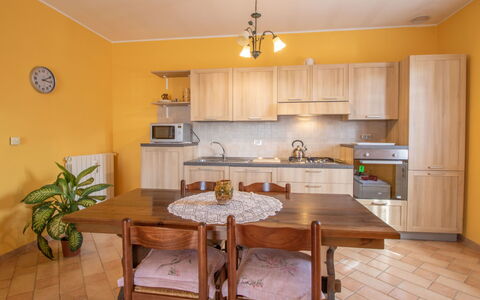 Casa Martina: Mobilia, Controsoffitto, Pianta, Cabinetry, Tavolo, Lavello, Legna, Cucina, Illuminazione, Pianta Della Casa