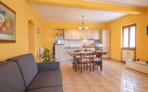 Casa Martina: Tavolo, Mobilia, Proprietà, Cornice, Legna, Interior Design, Sedia, Illuminazione, Pianta Della Casa, Finestra
