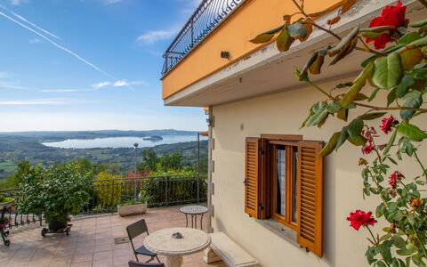 Casa Martina: Cielo, Pianta, Nube, Proprietà, Costruzione, Fiore, Finestra, Legna, Villetta, Shade