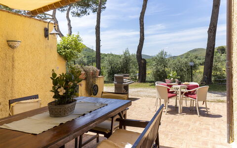 Saha: Tavolo, Pianta, Mobilia, Cielo, Proprietà, Costruzione, Azzurro, Shade, Pianta Della Casa, Tavolo Esterno