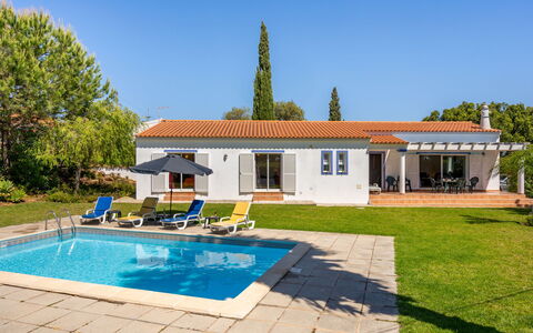 Monte Quercus: Cielo, Acqua, Pianta, Costruzione, Finestra, Verde, Albero, Piscina, Shade, Architettura