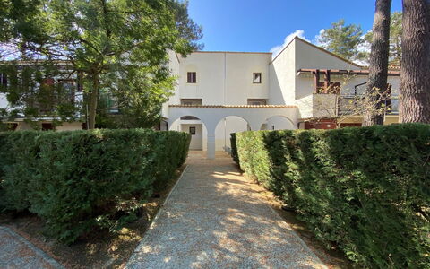 Les Mathes 350: Foglia, Arbusto, Giardino, Shade, Landscaping, Estate, Hacienda, Backyard, Cortile, Driveway