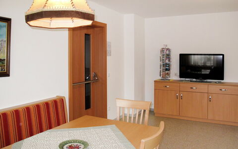 Uttendorf 627: Mobilia, Proprietà, Tavolo, Cabinetry, Comfort, Illuminazione, Interior Design, Costruzione, Legna, Sedia