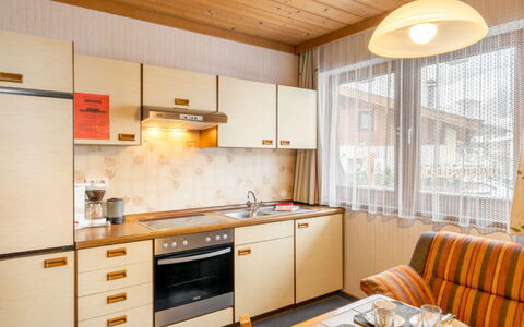 Uttendorf 627: Cabinetry, Controsoffitto, Mobilia, Proprietà, Cucina, Cucina Stufa, Sedia, Lavello, Legna, Elettrodomestico Da Cucina