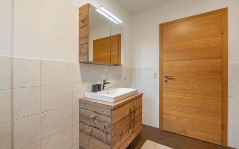 Stumm im Zillertal 647: Camera, Proprietà, Bagno, Piastrella, Mobilia, Pavimento, Interior Design, Mobiletto Del Bagno, Bagno Accessorio, Lavello