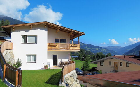Mayrhofen 816: Proprietà, Casa, Casa, Costruzione, Immobiliare, Zona Residenziale, Cielo, Architettura, Facciata, Tetto