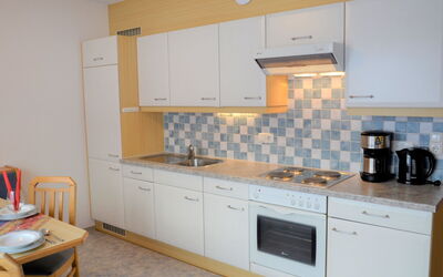 Elfriede 651.1: Cabinetry, Controsoffitto, Mobilia, Proprietà, Cucina Stufa, Elettrodomestico Da Cucina, Lavello, Cucina, Costruzione, Legna