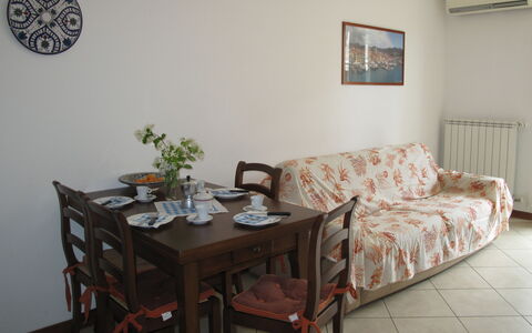 Cala Azzurra (Imp312): Camera, Proprietà, Mobilia, Tavolo, Interior Design, Parete, Soggiorno, Pavimento, Tavolino Da Caffè, Immobiliare