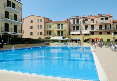 Cala Azzurra (Imp312): Acqua, Costruzione, Finestra, Proprietà, Giorno, Cielo, Piscina, Pianta, Azzurro, Casa