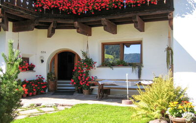 Ortisei St Ulrich 609: Fiore, Pianta, Costruzione, Finestra, Casa, Vaso Di Fiori, Porta, Vegetazione, Giallo, Sedia
