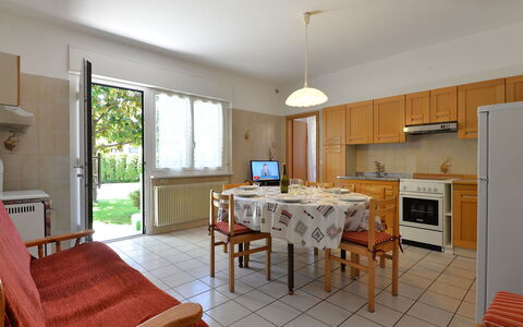 Lago di Caldonazzo 701: Camera, Mobilia, Proprietà, Costruzione, Pavimento, Interior Design, Casa, Tavolo, Immobiliare, Soffitto