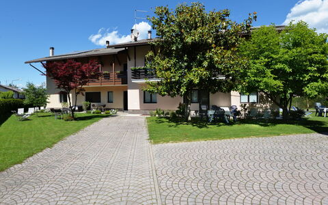 Lago di Caldonazzo 701: Cielo, Nube, Pianta, Costruzione, Proprietà, Albero, Casa, Lotto, Shade, Urban Design