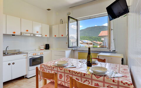 Lago di Caldonazzo 701: Proprietà, Camera, Mobilia, Costruzione, Cucina, Casa, Immobiliare, Interior Design, Tavolo, Pavimento