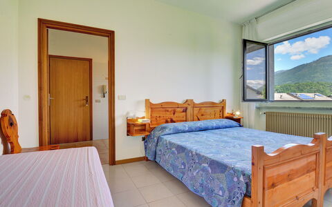 Lago di Caldonazzo 701: Camera Da Letto, Letto, Camera, Mobilia, Lenzuolo, Proprietà, Telaio Del Letto, Materasso, Pavimento, Interior Design
