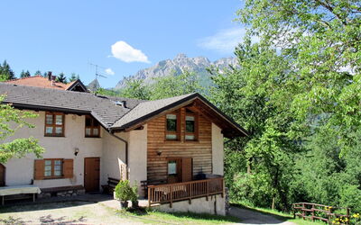 Lago di Caldonazzo 702: Casa, Proprietà, Casa, Paesaggio Naturale, Villetta, Costruzione, Immobiliare, Albero, Zona Residenziale, Architettura