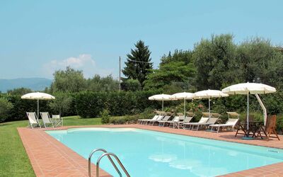 Pescia 631: Acqua, Cielo, Pianta, Piscina, Nube, Ombrello, Sedia, Albero, Mobili Da Esterno, Shade