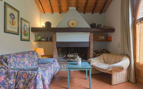 Il Poderino: Mobilia, Proprietà, Tavolo, Cornice, Divano, Soggiorno, Interior Design, Legna, Pavimento, Comfort