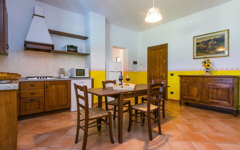 Castelfiorentino 649: Mobilia, Proprietà, Cabinetry, Tavolo, Cornice, Controsoffitto, Interior Design, Legna, Illuminazione, Cucina