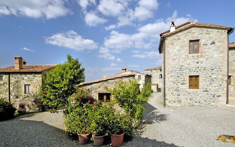 Pomarance 650: Vaso Di Fiori, Finestra, Proprietà, Casa, Arbusto, Parete, Zona Residenziale, Immobiliare, Tetto, Casa