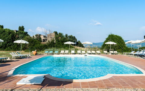 Pomarance 650: Acqua, Cielo, Risorse Idriche, Pianta, Proprietà, Piscina, Nube, Albero, Azzurro