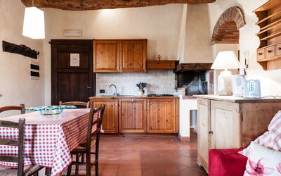 Borgo Cerbaiola 650.1: Cabinetry, Mobilia, Controsoffitto, Legna, Cucina, Lavello, Sedia, Cassetto, Tavolo, Pavimentazione