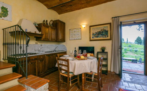 Greve in Chianti 651: Tavolo, Mobilia, Proprietà, Cornice, Legna, Interior Design, Cabinetry, Sedia, Costruzione, Soggiorno