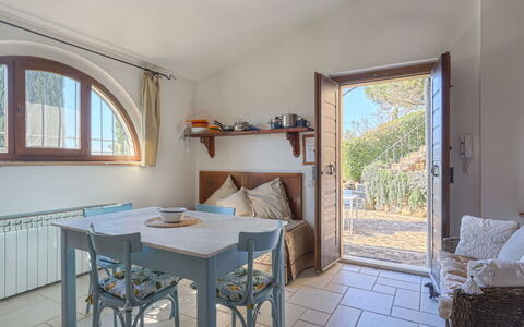 Podere San Raffaele - Cinzia: Mobilia, Tavolo, Costruzione, Proprietà, Finestra, Sedia, Azzurro, Legna, Interior Design, Pavimentazione