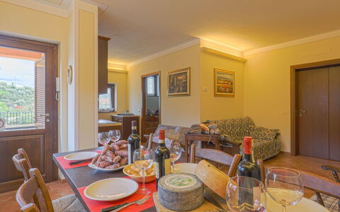 Gaiole in Chianti 649: Tavolo, Mobilia, Tavola, Proprietà, Sedia, Bottiglia, Legna, Costruzione, Interior Design, Soggiorno
