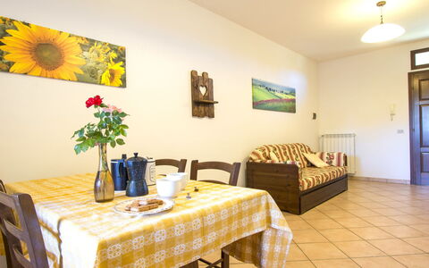 Cecina 613: Camera, Proprietà, Interior Design, Giallo, Costruzione, Mobilia, Immobiliare, Tavolo, Casa, Soggiorno