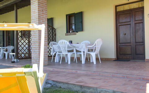 Cecina 613: Proprietà, Casa, Giallo, Sedia, Costruzione, Portico, Camera, Mobilia, Casa, Immobiliare