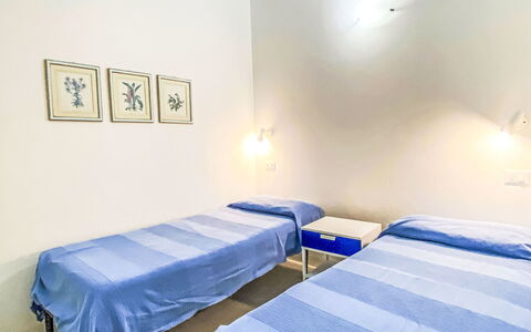 I Pini: Pavimento, Pavimentazione, Soffitto, Interior Design, Mobilia, Letto, Camera Da Letto, Appartamento, Camera, Lenzuolo