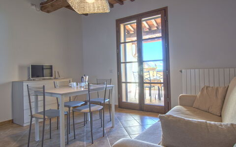 Riparbella 628: Camera, Proprietà, Mobilia, Costruzione, Pavimento, Interior Design, Casa, Soggiorno, Tavolo, Parete